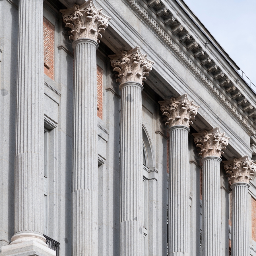 La imagen muestra una fachada arquitectónica con columnas de estilo clásico en un edificio.
