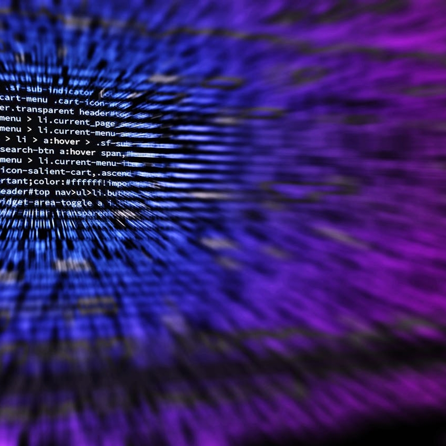 Una imagen abstracta que muestra un fondo de colores azul y morado con texto en código en el centro.
