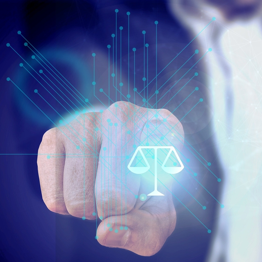 La imagen muestra un puño destacado en primer plano con un símbolo de balanza, sugiriendo un tema relacionado con la justicia y la tecnología.