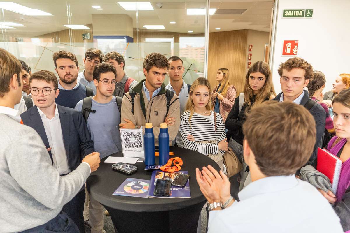 Estudiantes en el Foro de Empleo de CUNEF Universidad