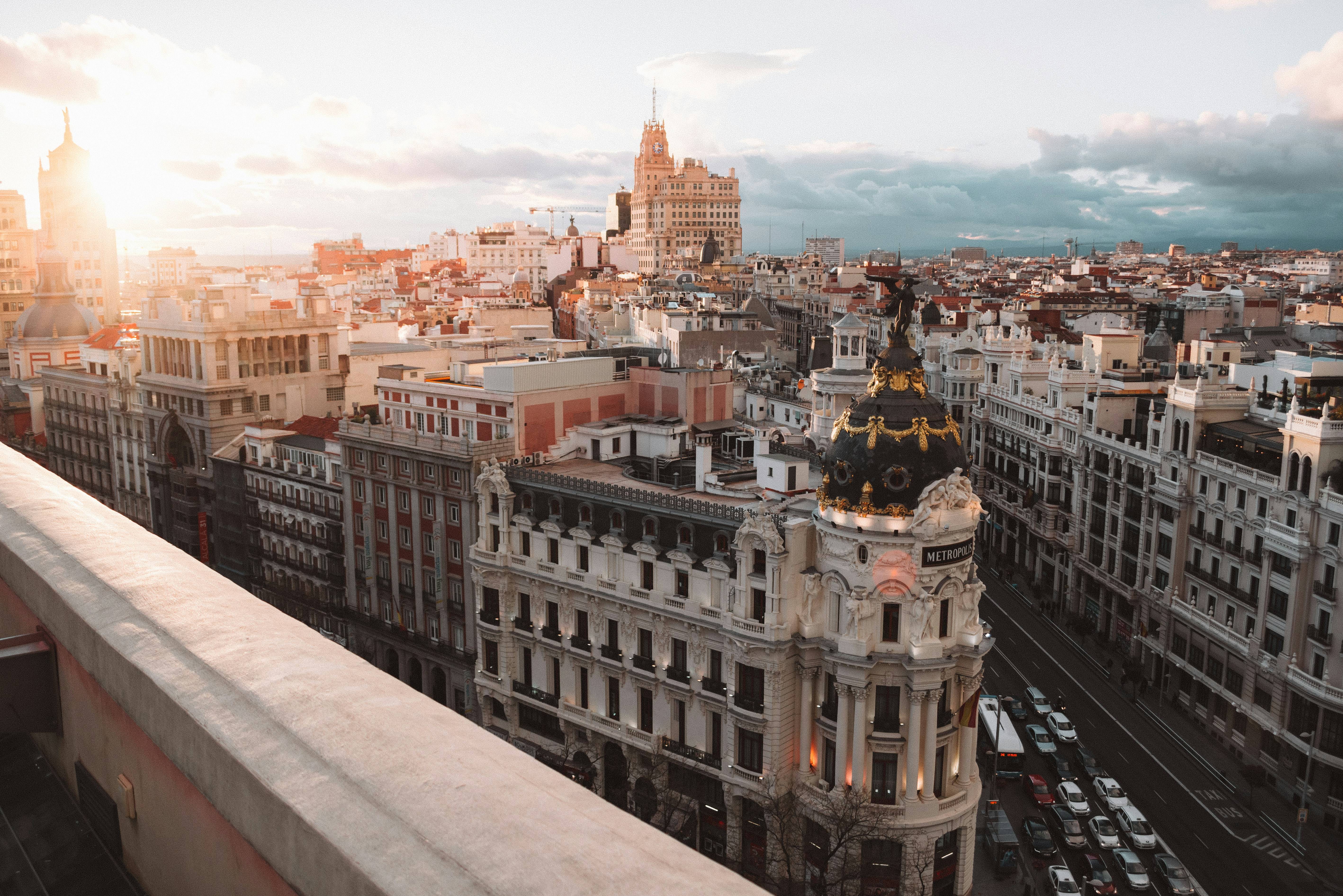 Una vista panorámica de la ciudad de Madrid con edificios emblemáticos al atardecer.