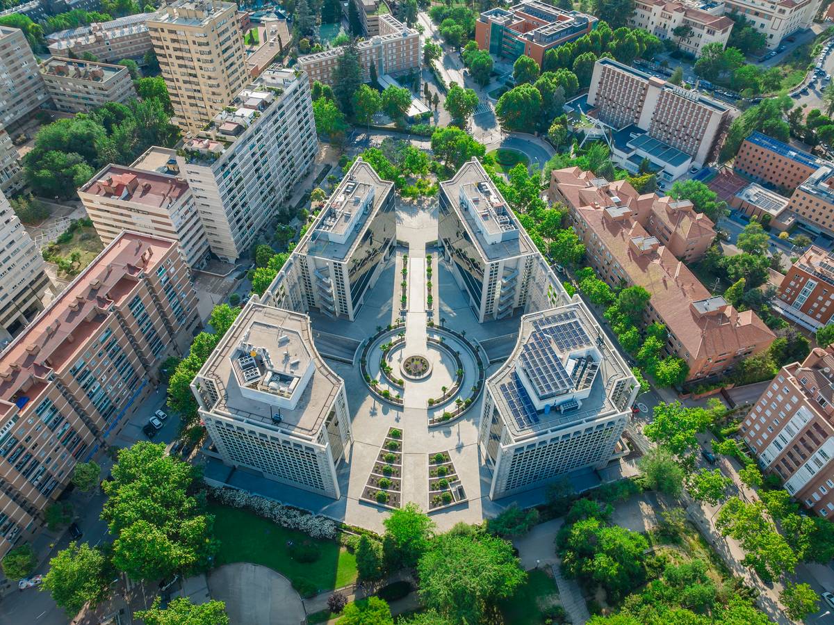 Fotografía aérea del Campus Almansa de CUNEF Universidad, rodeado de zonas verdes