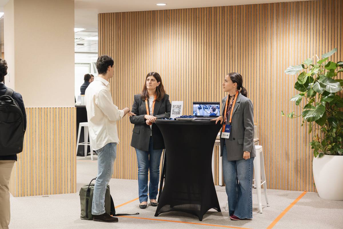 Un grupo de personas conversando en un espacio de trabajo moderno.