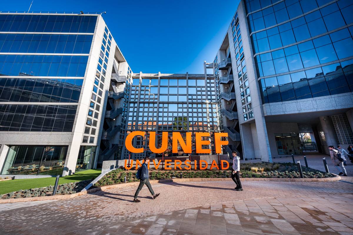 Edificio moderno de la CUNEF Universidad con un cielo despejado de fondo.