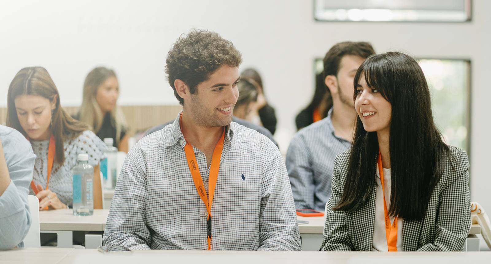 Estudiantes de postgrado en un aula de CUNEF Universidad