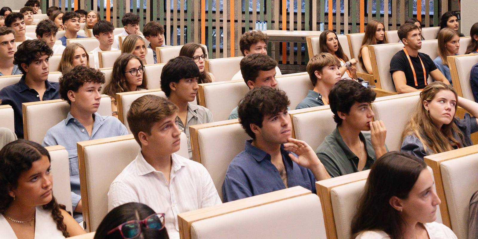 Un grupo de estudiantes de CUNEF Universidad asiste a una conferencia.