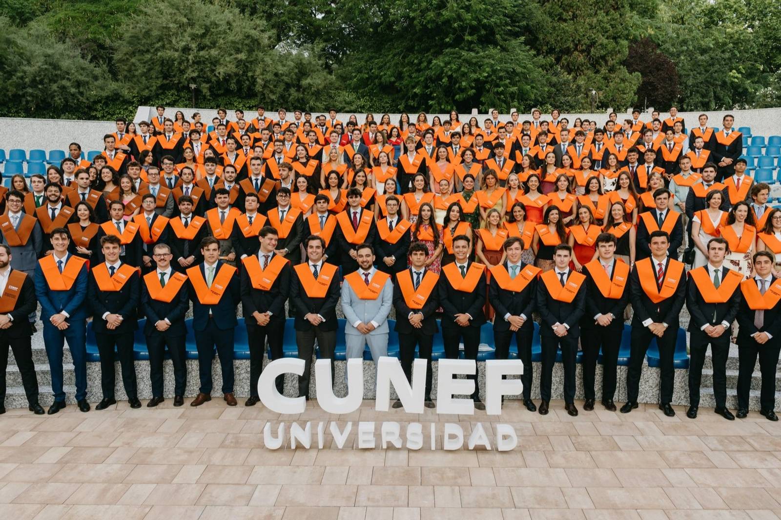 Grupo de graduados en una ceremonia en la CUNEF Universidad.