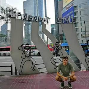 Una persona posando frente a un monumento de Gangnam Style en Corea del Sur.