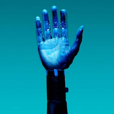 Una mano levantada parcialmente translúcida con un fondo azul.