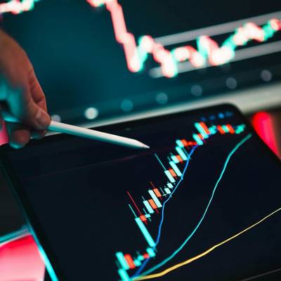 Un análisis de gráficos financieros en una pantalla digital con un enfoque en una tabla de datos.