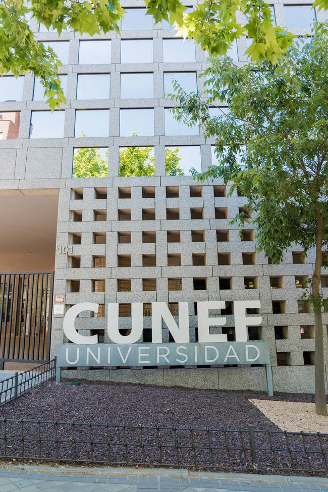 Imagen de la fachada de un edificio universitario con el nombre 'CUNEF Universidad' visible en la entrada.