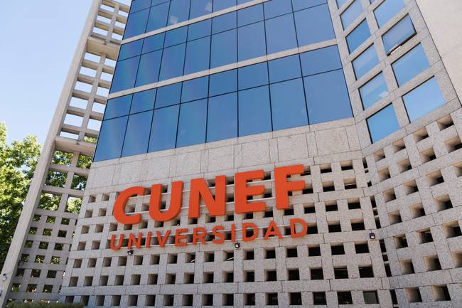La imagen muestra la fachada de un edificio universitario con el nombre 'CUNEF' destacado en color naranja.