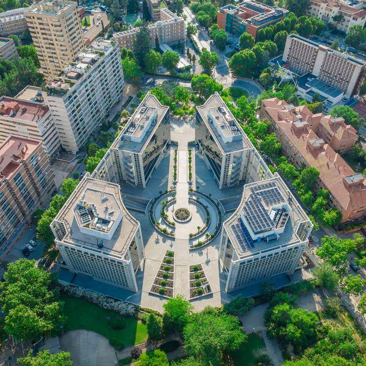 Fotografía aérea del Campus Almansa de CUNEF Universidad, rodeado de zonas verdes