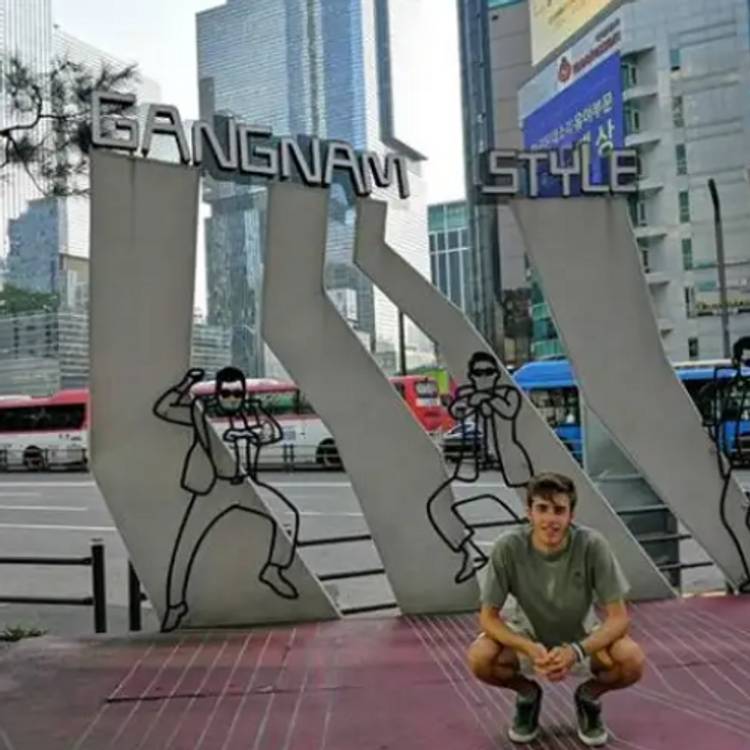 Una persona posando frente a un monumento de Gangnam Style en Corea del Sur.