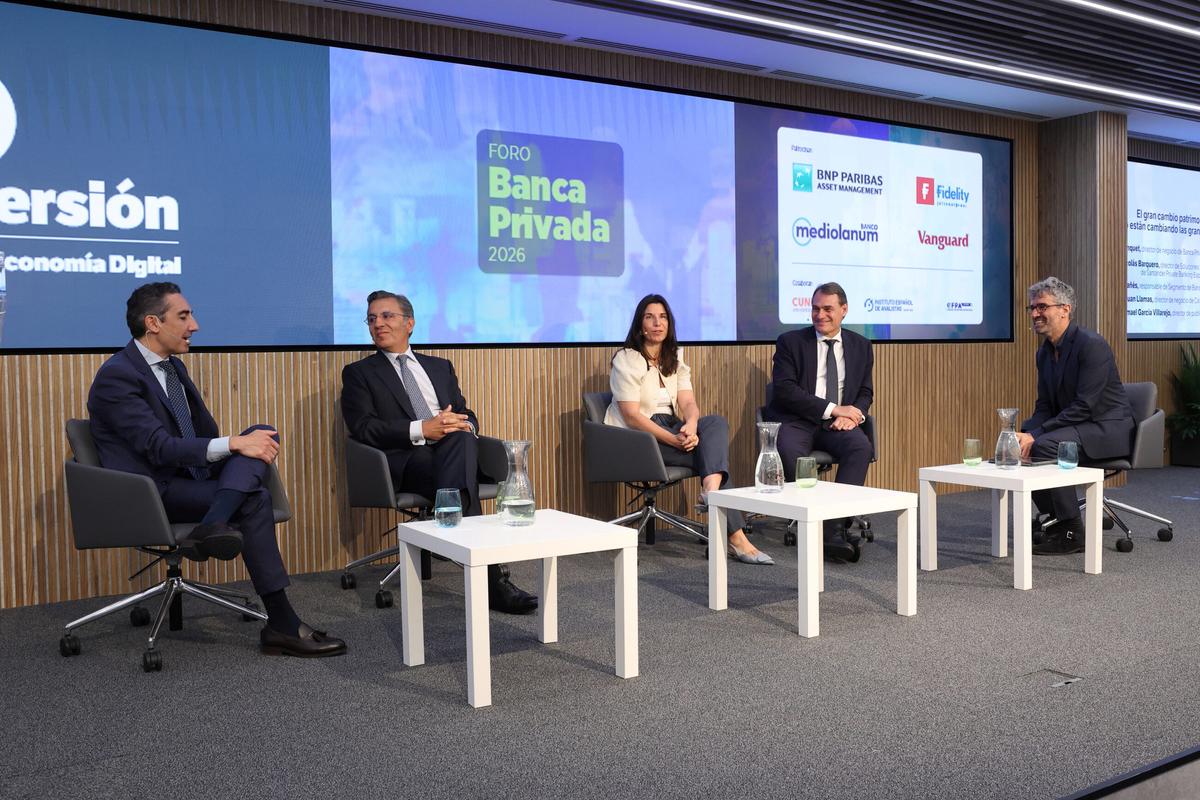 Un grupo de cinco profesionales discute en el escenario durante el Foro de Banca Privada 2026.