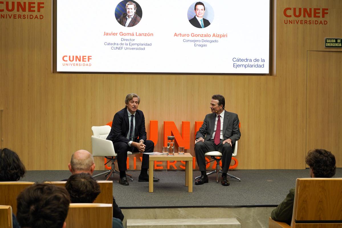 Javier Gomá, director de la Cátedra de la Ejemplaridad de CUNEF Universidad, conversando con Arturo Gonzalo Aizpiri, consejero delegado de Enagás