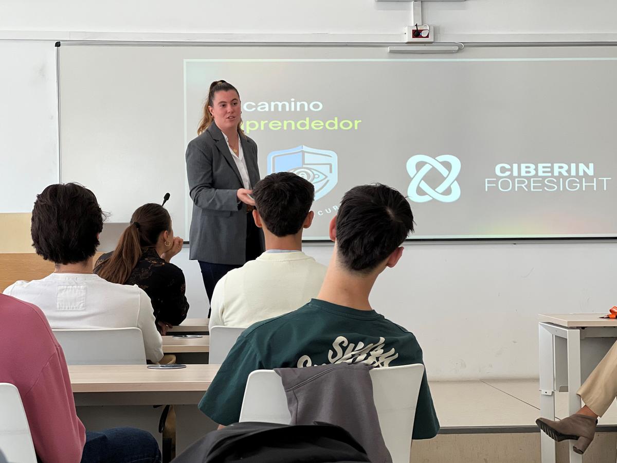 Carlota Escolano, CEO de Ciberin Foresight, durante su conferencia a estudiantes de CUNEF Universidad.