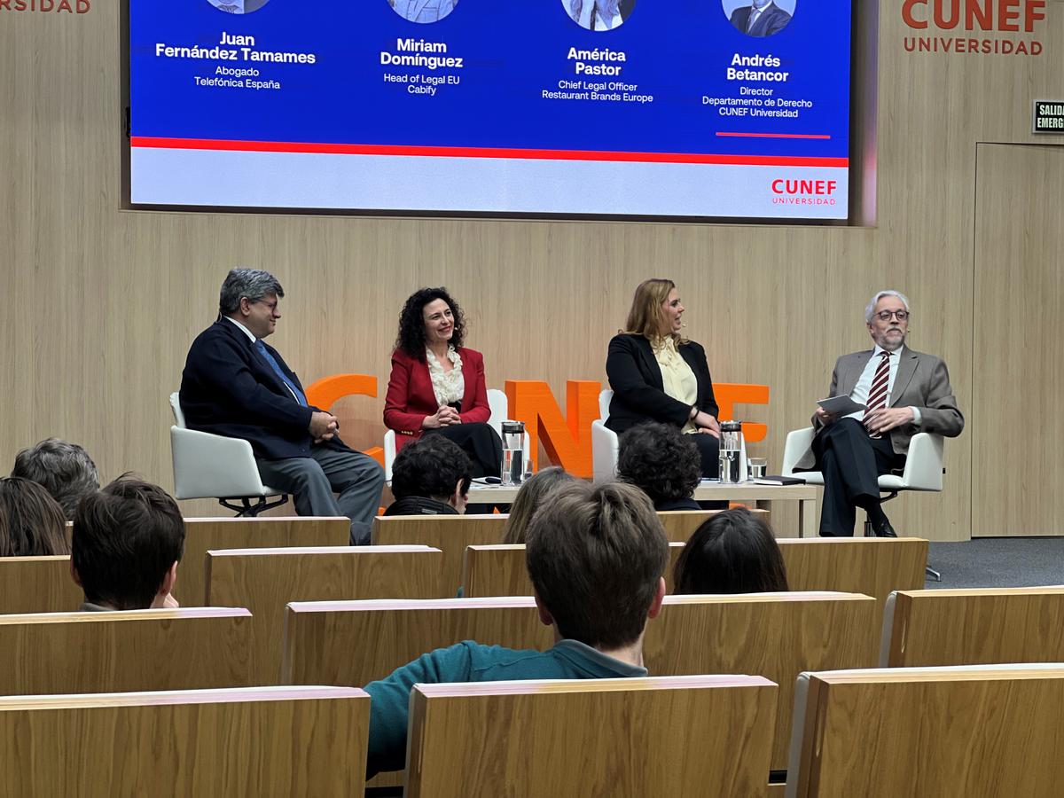 En la fotografía, de izquierda a derecha: Juan Fernández Tamames, abogado del Comité de Cumplimiento penal de Telefónica España; Miriam Domínguez, Head of Legal EU en Cabify; América Pastor, Chief Legal Officer en Restaurant Brands Europe; y Andrés Betancor, director del Departamento de Derecho de CUNEF Universidad. 