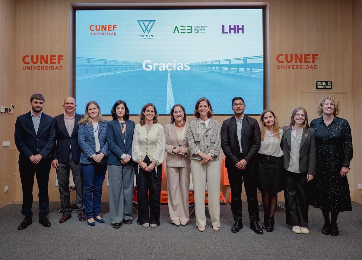 Fotografía de las personas que participaron en el acto de clausura del programa de mentoring Women in Banking