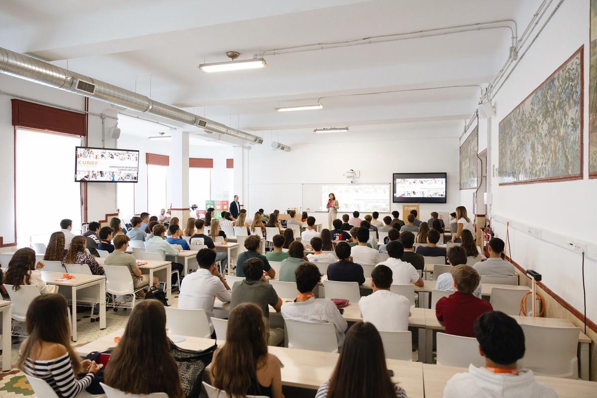 Un grupo de estudiantes de nuevo ingreso asiste al Welcome Day en el Campus Pirineos de CUNEF Universidad