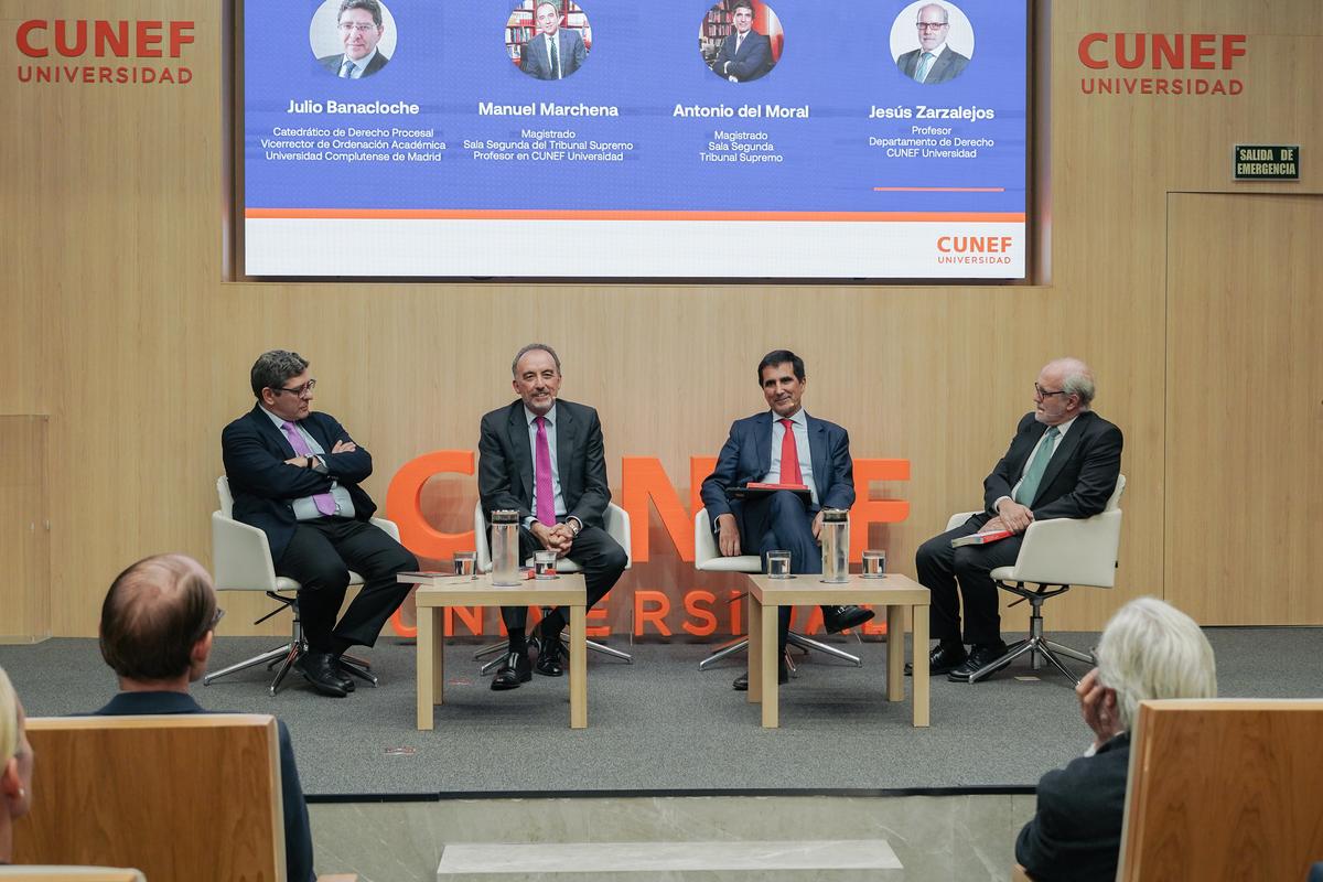 De izquierda a derecha: Julio Banacloche, catedrático de Derecho Procesal y vicerrector de Ordenación Académica de la Universidad Complutense de Madrid; Manuel Marchena, magistrado de la Sala Segunda del Tribunal Supremo, doctor en Derecho y profesor de CUNEF Universidad; Antonio del Moral, magistrado de la Sala Segunda del Tribunal Supremo y doctor en Derecho; y Jesús Zarzalejos, profesor del Departamento de Derecho de CUNEF Universidad.  