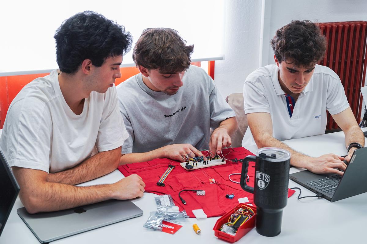 Los estudiantes del Minor in Artificial Intelligence desarrollan chalecos sensorizados como parte de su formación práctica