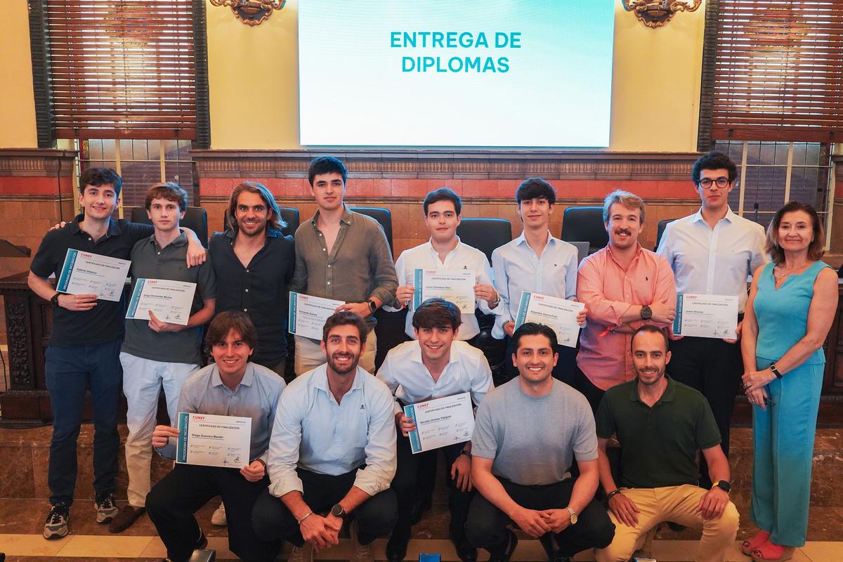 Ceremonia de entrega de diplomas a un grupo de estudiantes en un ambiente formal.