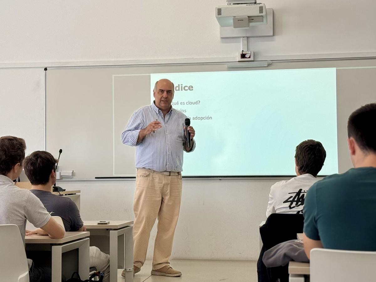 Alejandro Delgado dando una charla frente a un grupo de estudiantes en un aula.