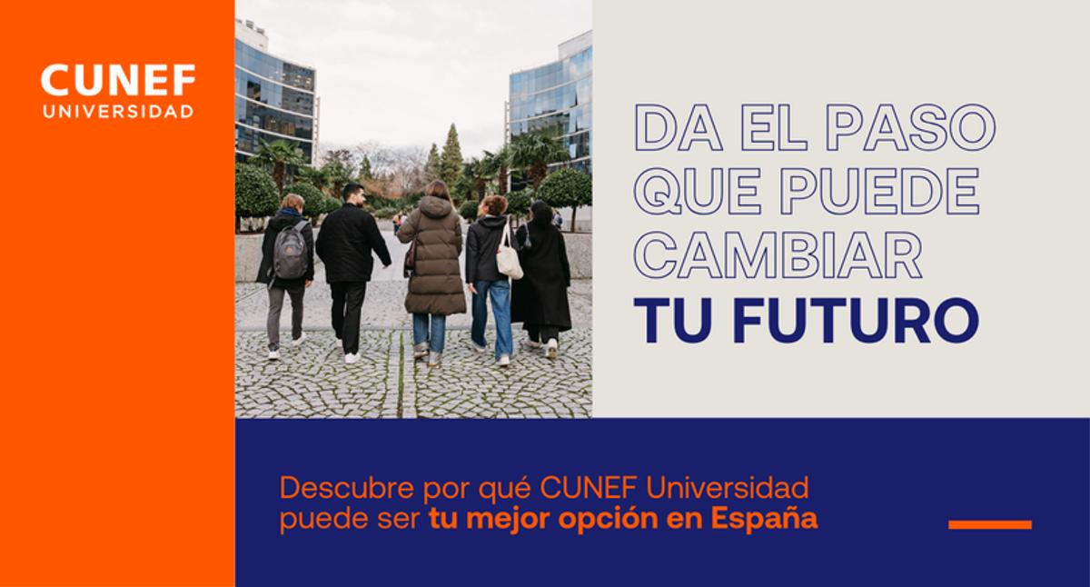 Un grupo de personas camina por una plaza mientras se promueve la CUNEF Universidad.