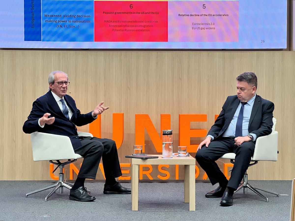 De izquierda a derecha, el economista José Manuel González Páramo y el catedrático de Economía de CUNEF Universidad, Santiago Carbó.