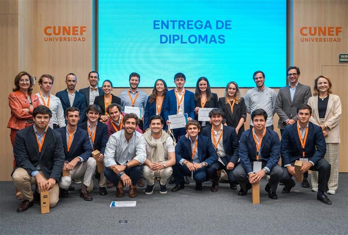 Grupo de graduados posando durante la entrega de diplomas en CUNEF.