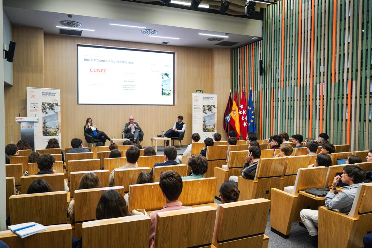 Aula Magna de CUNEF Universidad con estudiantes que participarán en el Business Case