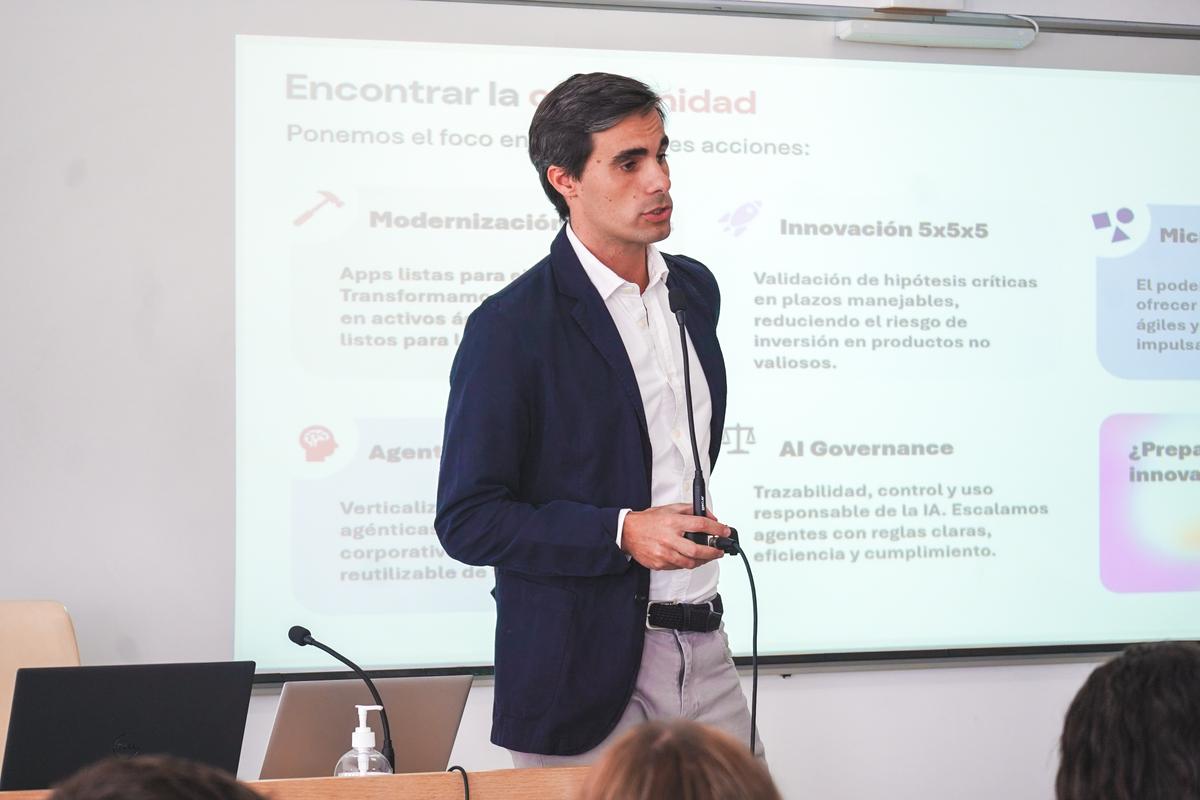 Jorge de Rojas Villavecchia, Business Development Manager en la consultora STRATESYS, da una charla en la Escuela Politécnica Superior