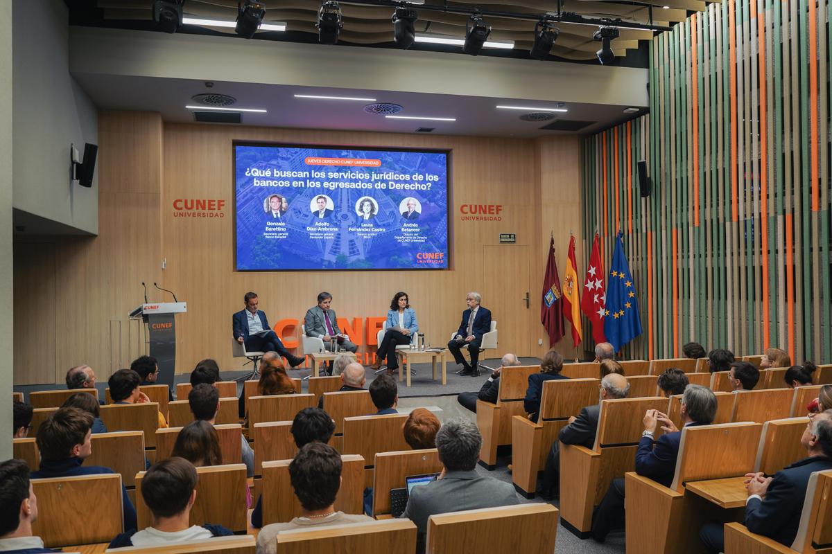 Un panel de discusión en un auditorio sobre las expectativas laborales de los graduados en Derecho.