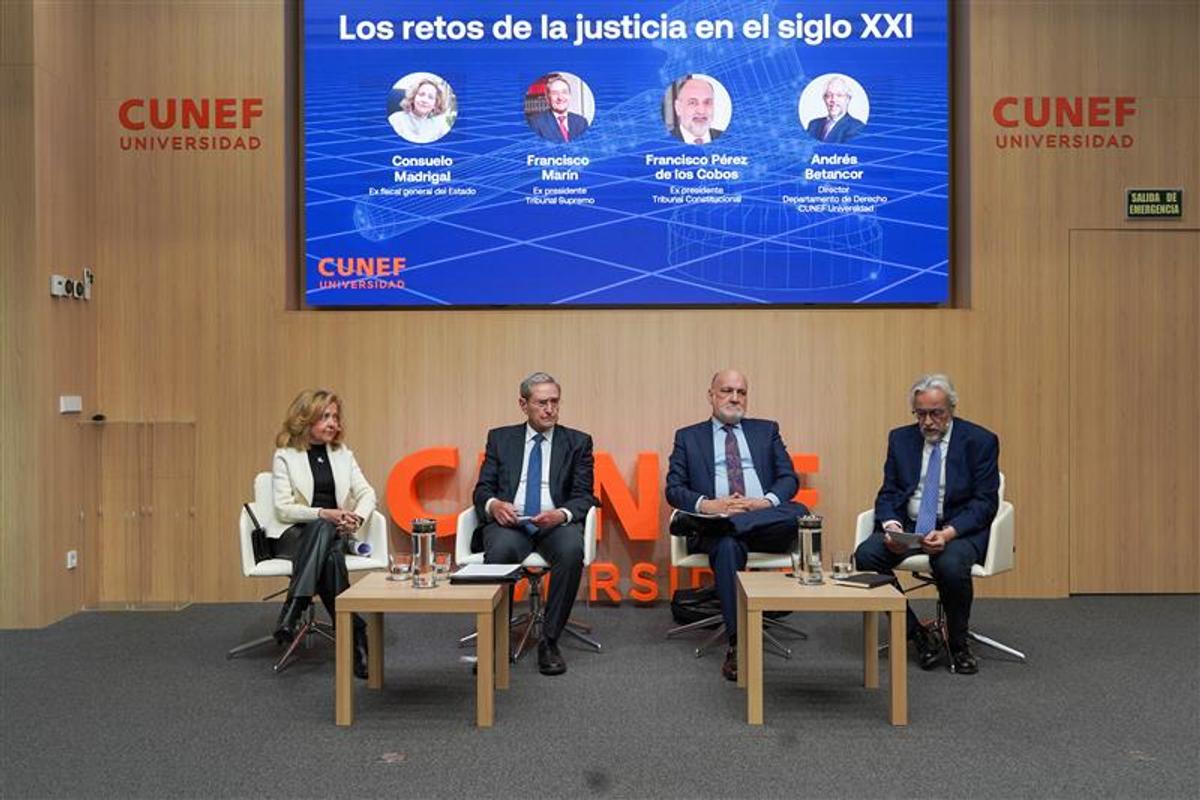 De izquierda a derecha: Consuelo Madrigal, Francisco Marín Castán, Francisco Pérez de los Cobos y Andrés Betancor, participantes en el seminario con el título "Los retos de la justicia en el siglo XXI"