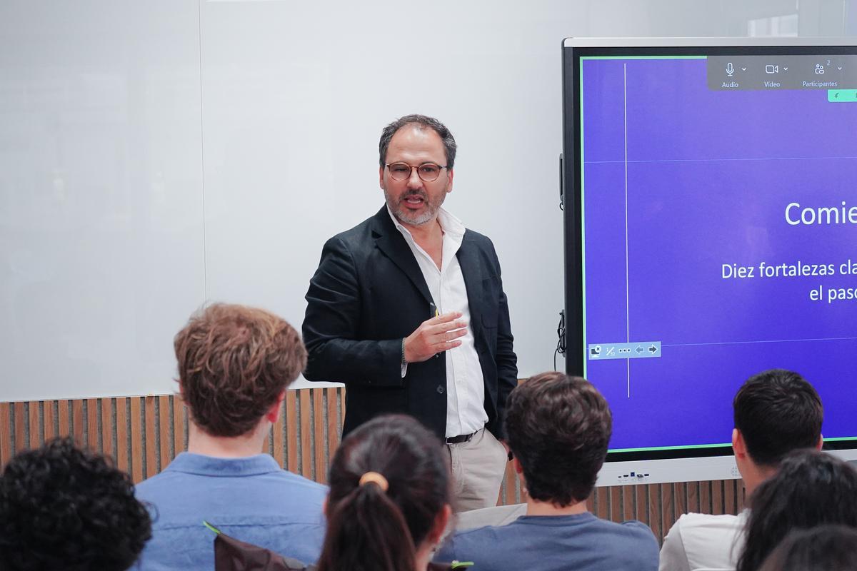 Tomás Navarro giving a talk to a group of first-year undergraduates