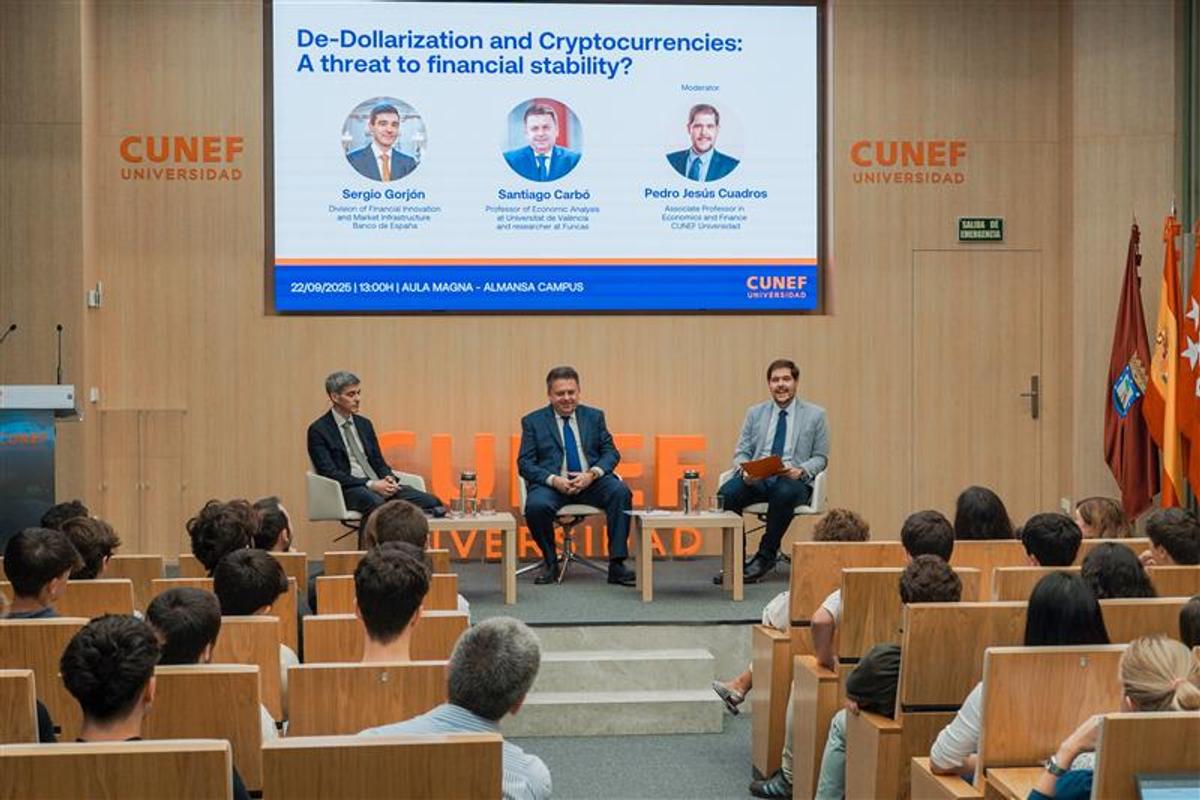 Sergio Gorjón, Santiago Carbó and Pedro J. Cuadros at the complementary degree activity in the Auditorium of the Almansa Campus.