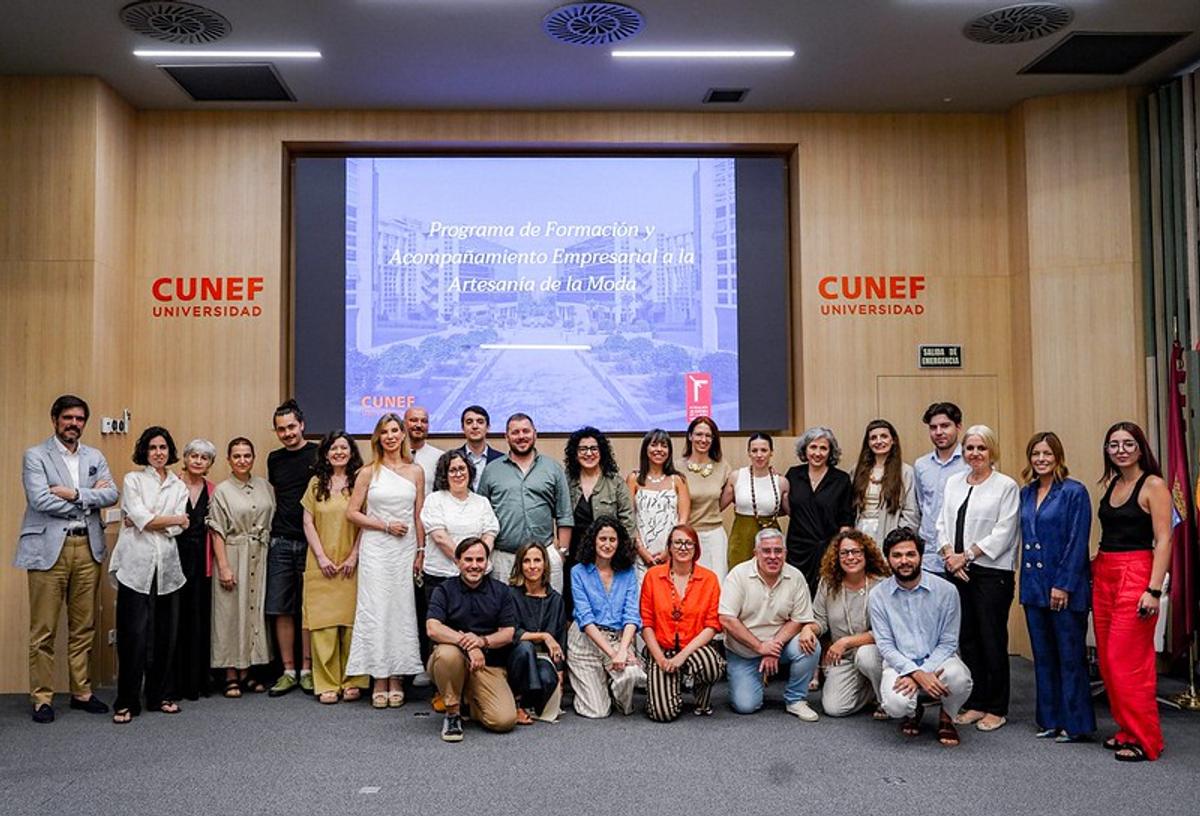 Todos los participantes en el acto de clausura del primer nivel del Programa de Formación y Acompañamiento Empresarial a la Artesanía de la Moda.
