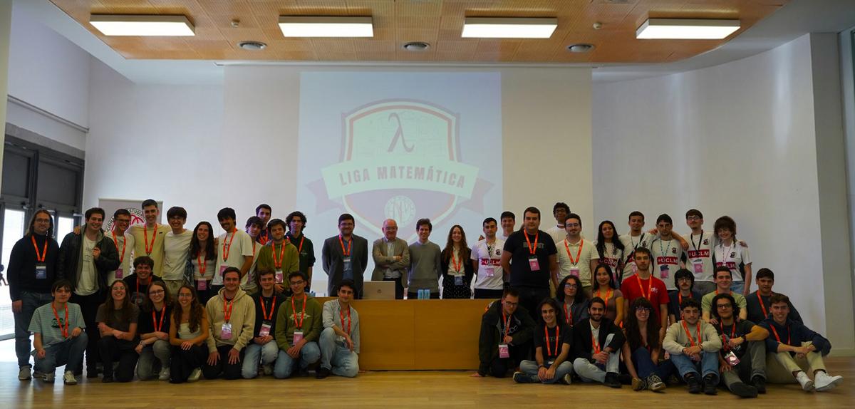 Grupo de personas posando en un evento relacionado con la liga matemática.