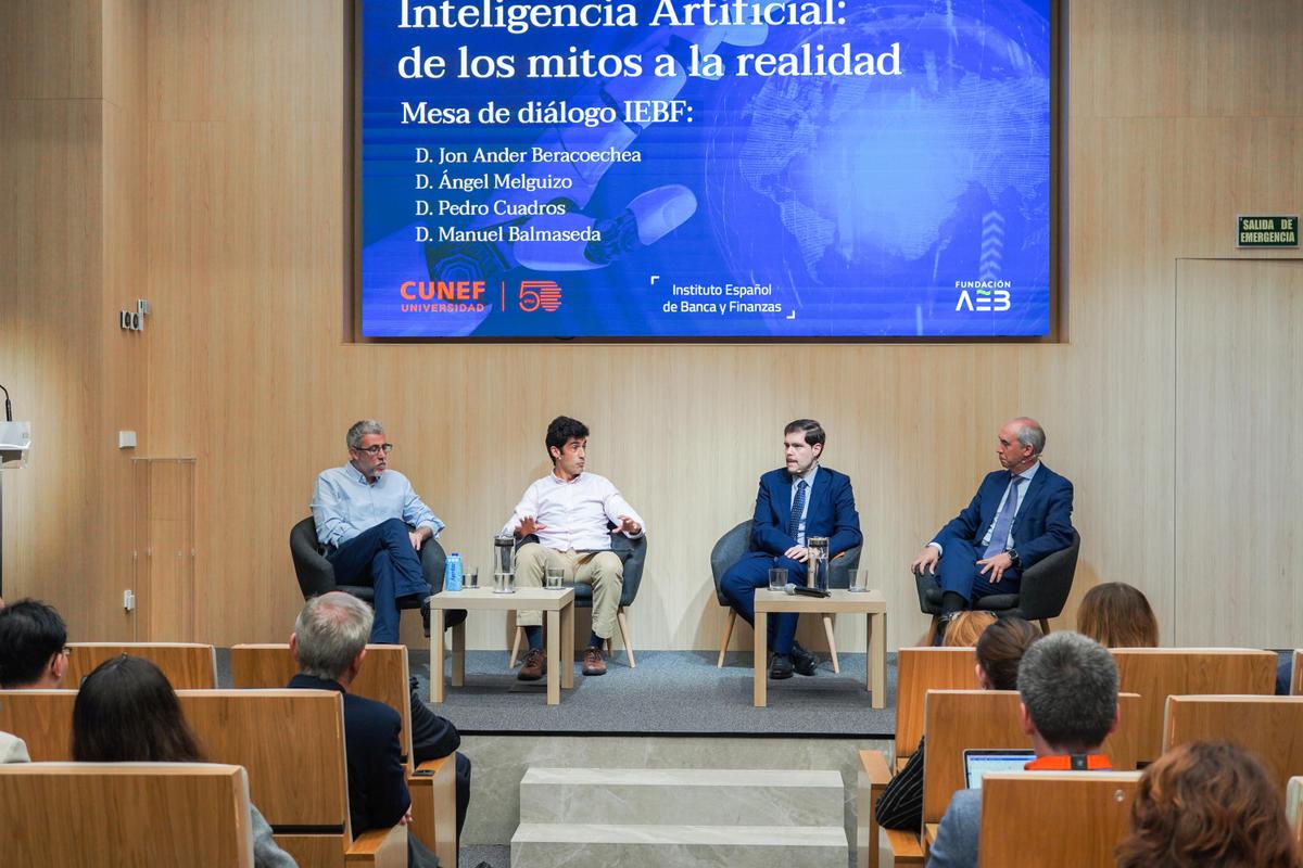 Jon Ander Beracoechea, Chief Scientist de BBVA; Ángel Melguizo, socio de ARGIA GT&E; Pedro Cuadros, profesor del Departamento de Economía de CUNEF Universidad; y Manuel Balmaseda, director del IEBF.