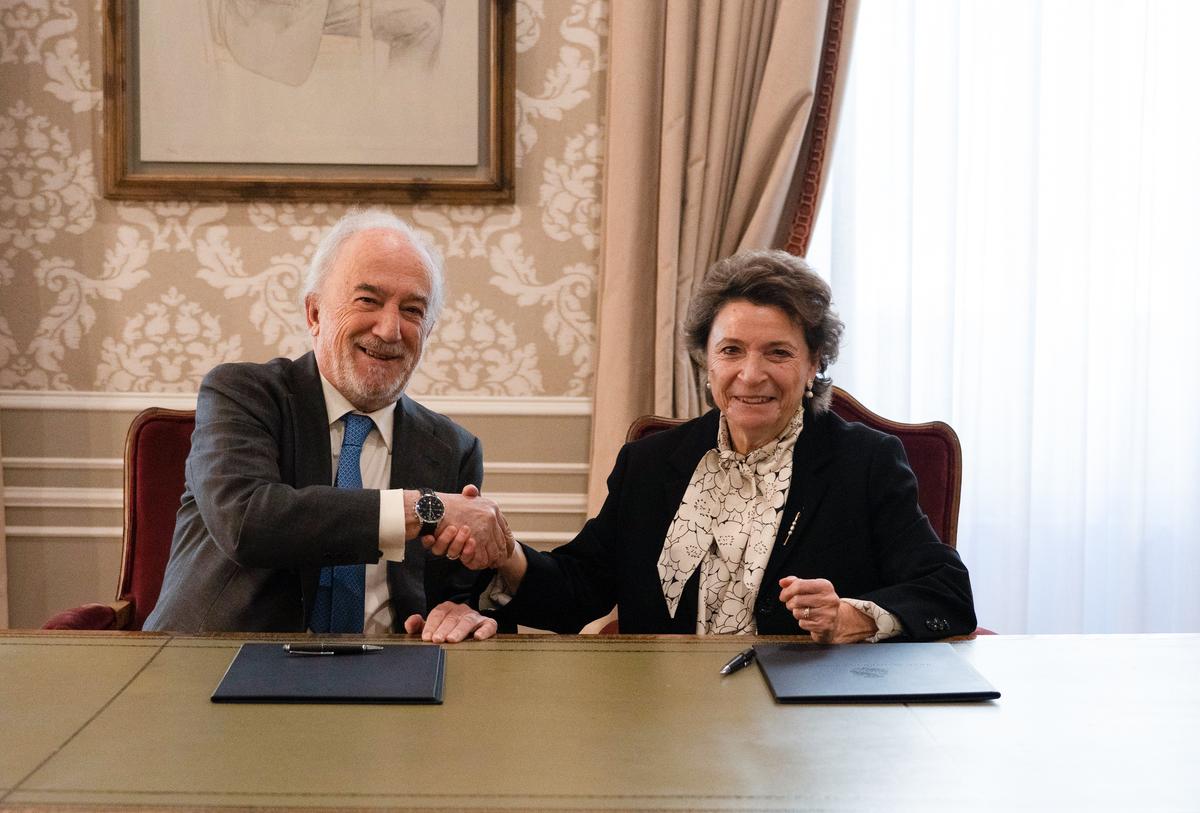 Santiago Muñoz Machado, director de la Real Academia Española y presidente de la Asociación de Academias de la Lengua Española (ASALE), y Ana I. Fernández, rectora de CUNEF Universidad, en la firma del acuerdo de colaboración.