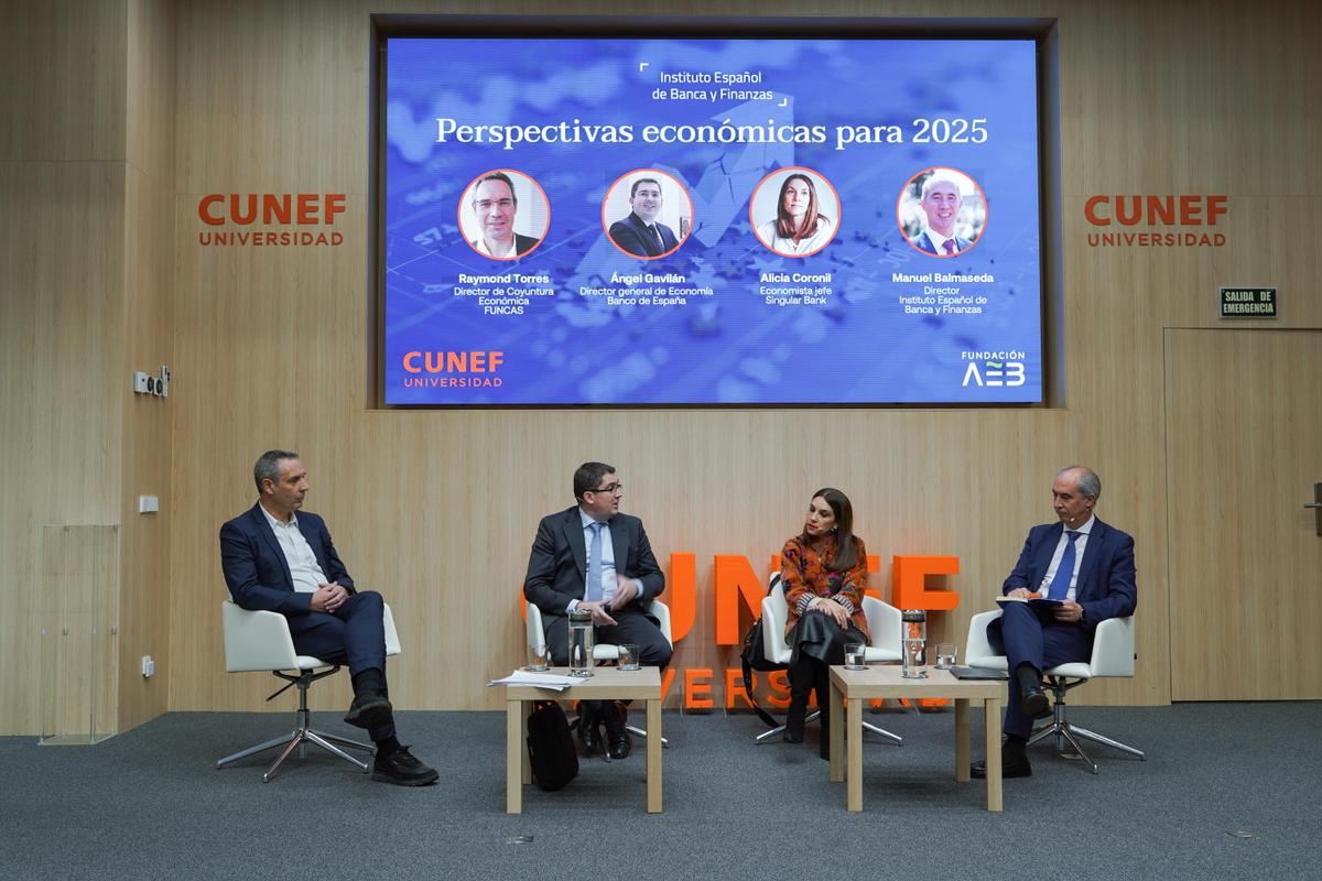 En la imagen, de izquierda a derecha: Raymond Torres, Ángel Gavilán, Alicia Coronil y Manuel Balmaseda