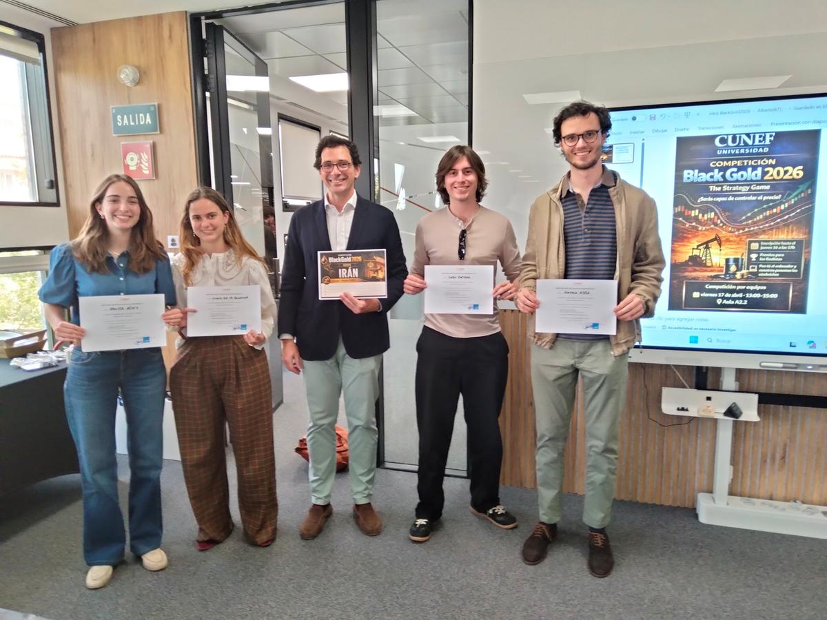Un grupo de personas posando con certificados en un evento académico.