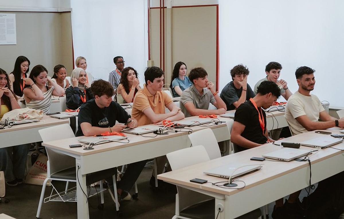 Un grupo de jóvenes sentados en un aula presta atención durante una clase.