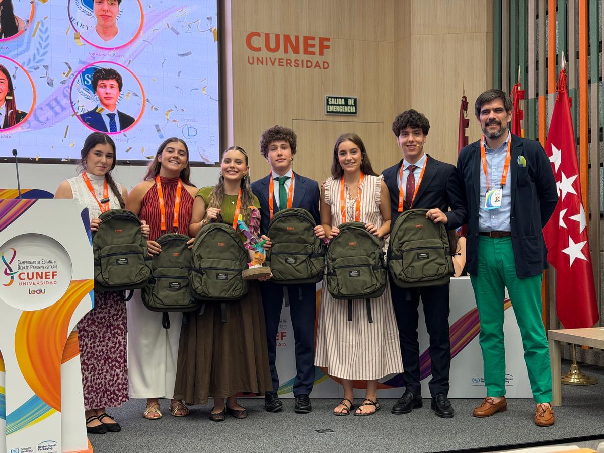 Un grupo de seis personas posan con mochilas en un evento de la CUNEF Universidad.