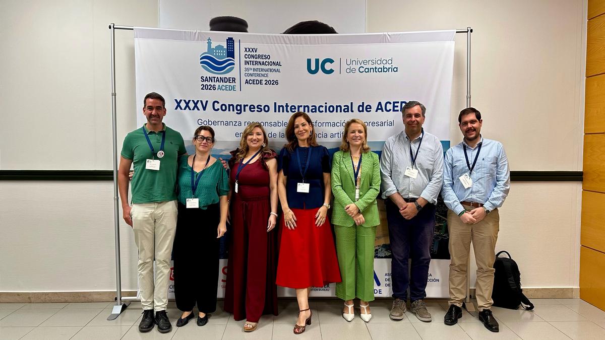 Grupo de personas posando frente a un cartel del Congreso Internacional de ACEDE 2026 en Santander.