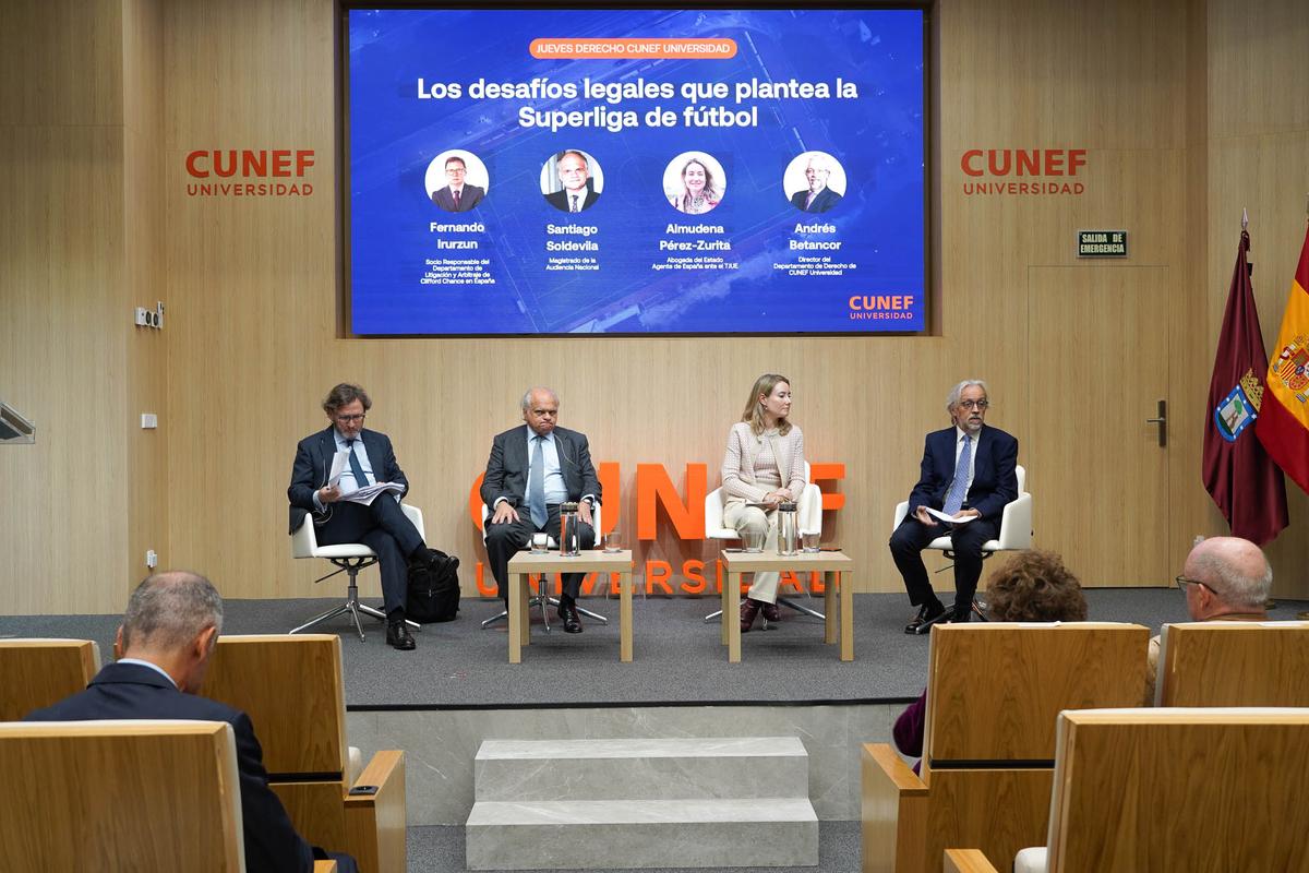 Fotografía de Fernando Irurzun, Santiago Soldevila, Almudena Pérez-Zurita Gutiérrez y Andrés Betancor en la Jornada sobre los retos jurídicos que plantea la Superliga de fútbol