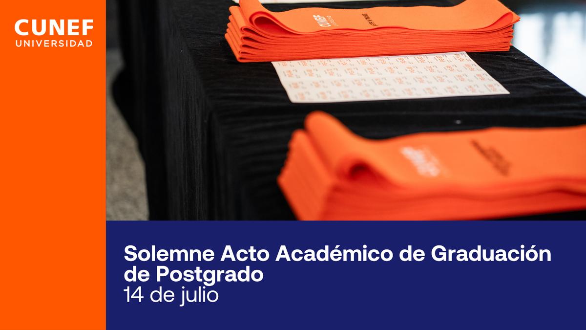 Imagen de un acto académico de graduación de posgrado con folletos y elementos decorativos en colores naranja y negro.