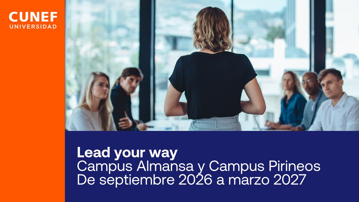 Una persona de espaldas se encuentra de pie ante un grupo de estudiantes en un entorno académico.