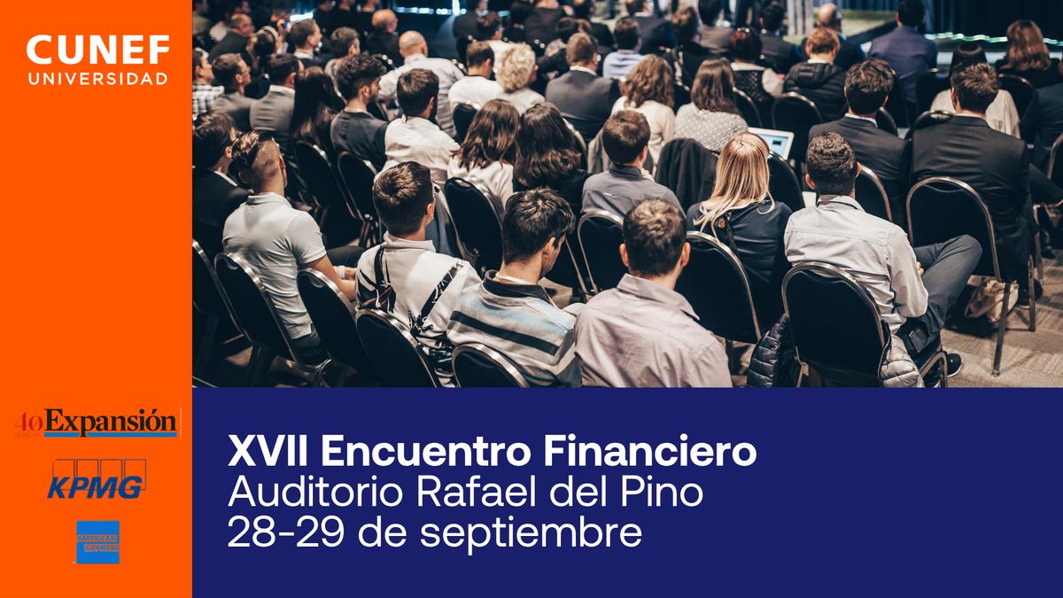 Una conferencia sobre finanzas se lleva a cabo en un auditorio con numerosos asistentes.